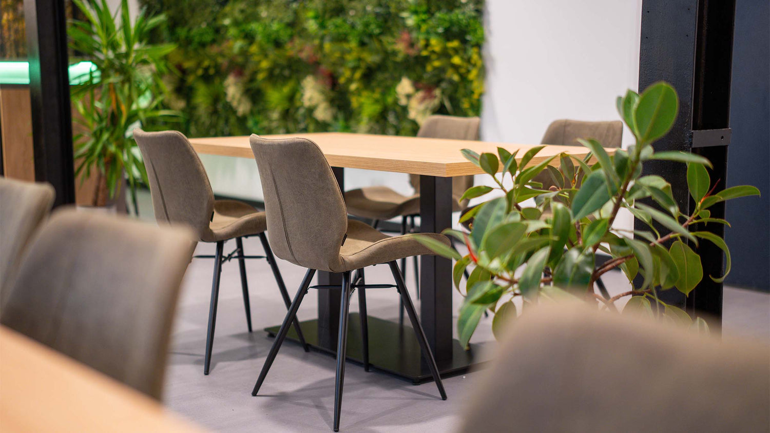 Kantoorinrichting voor bedrijfskantines, vergaderruimtes en werkplekken